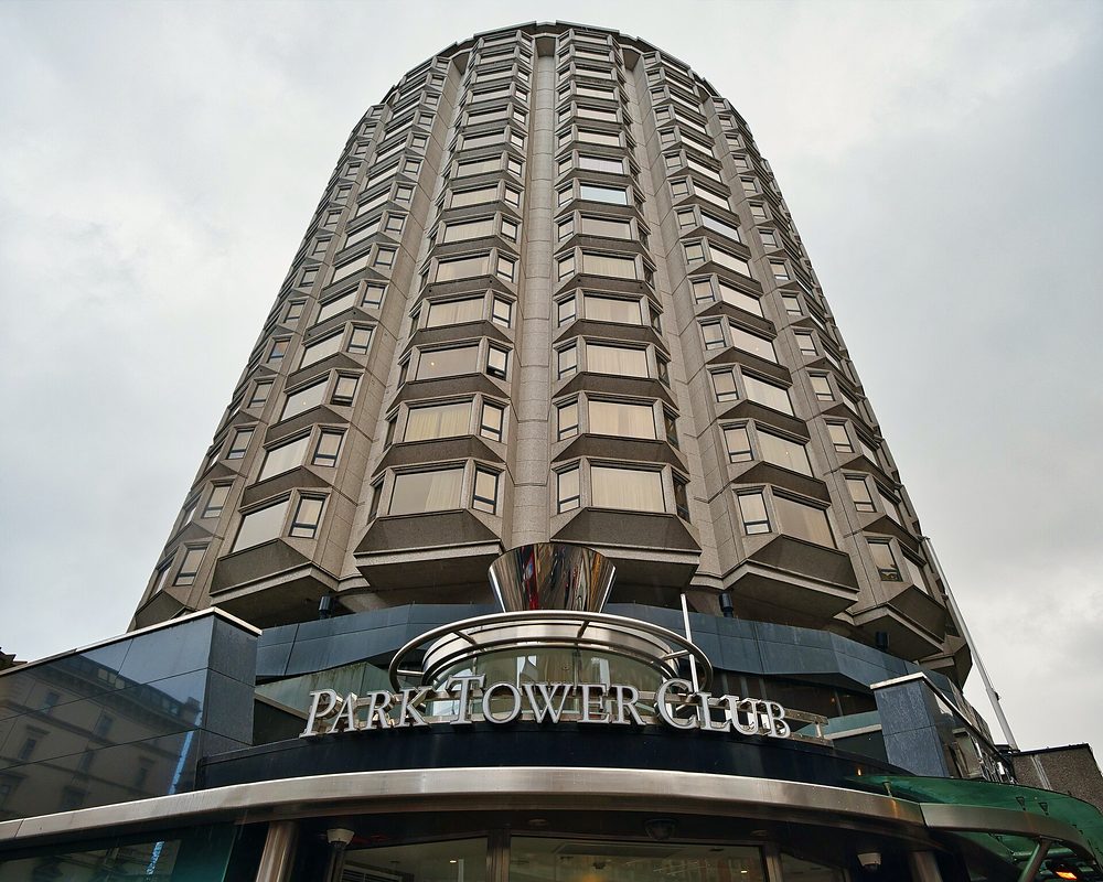 The Park Tower w Knightsbridge z daszkiem wejścia do kasyna na poziomie ulicy