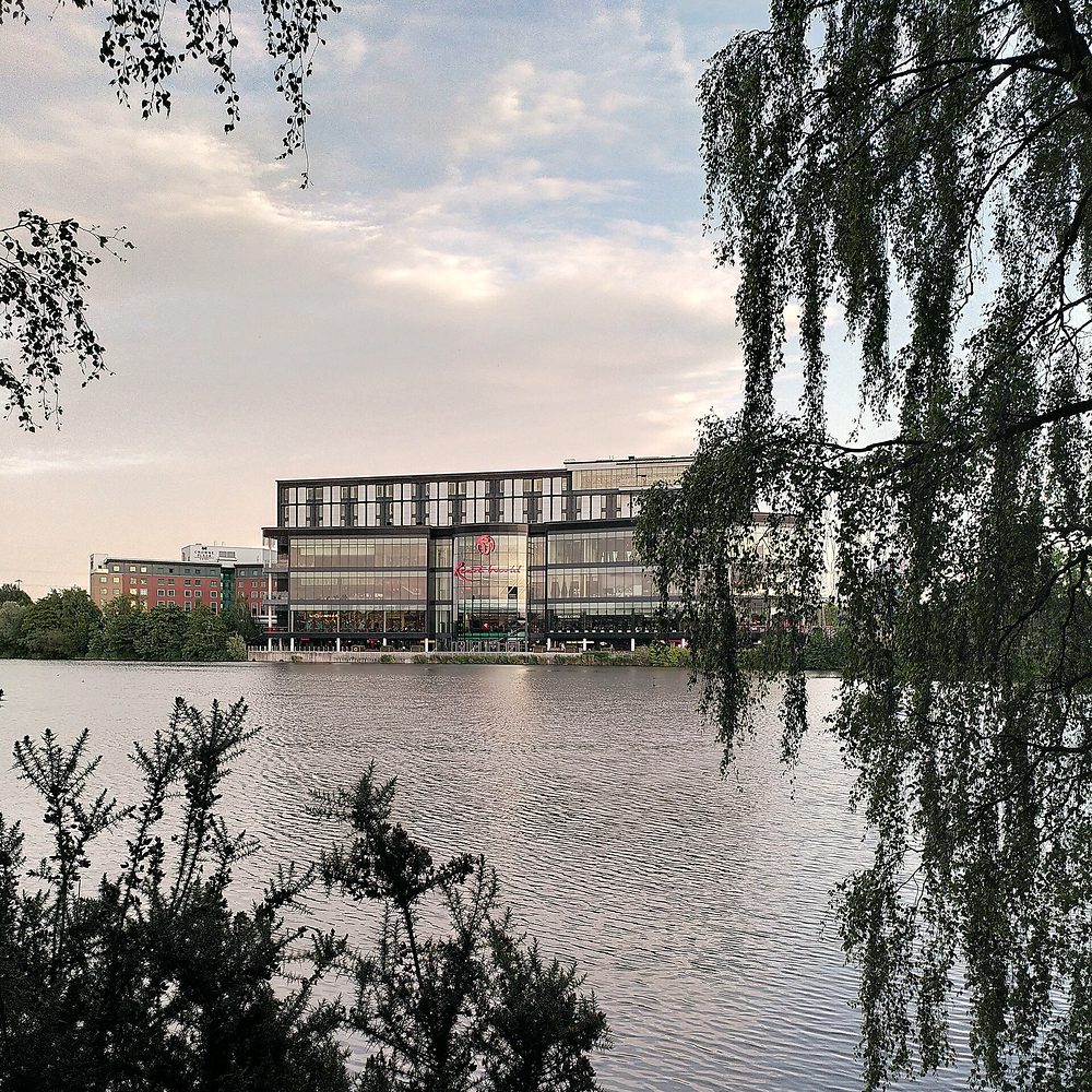 Resorts World Birmingham widziane przez jezioro Pendigo