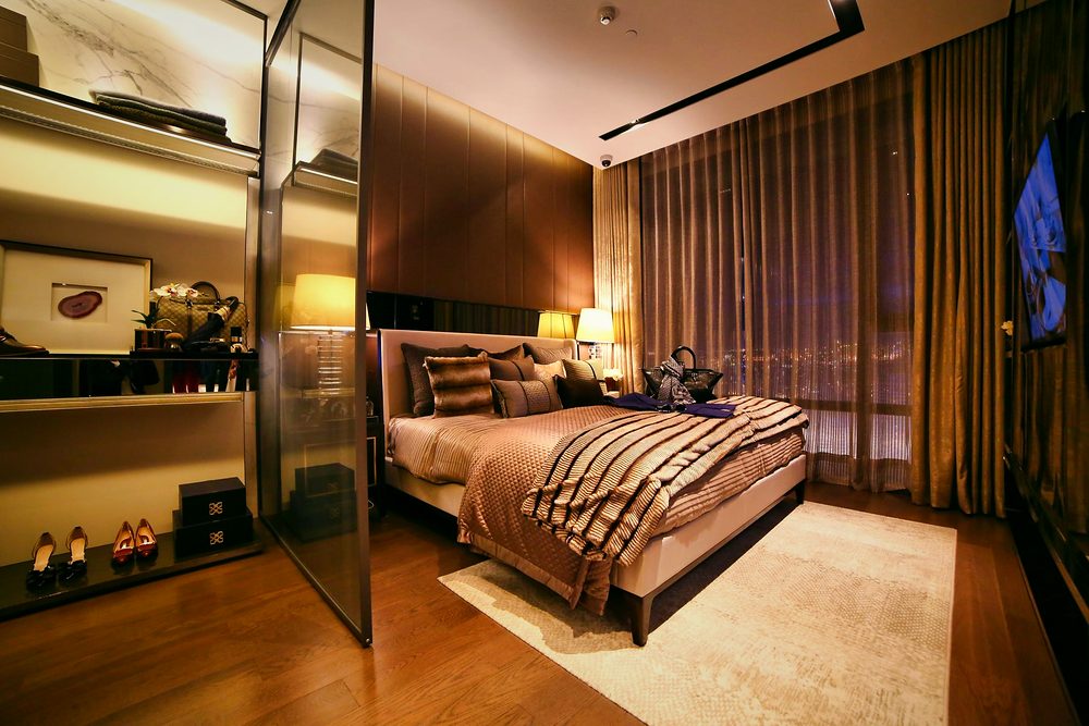 A contemporary hotel bedroom