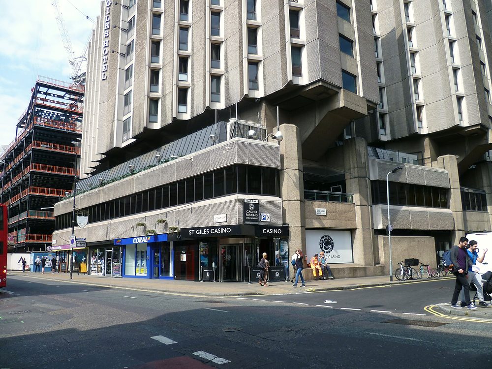 Budynek St Giles przy Tottenham Court Road z szyldem kasyna na poziomie ulicy